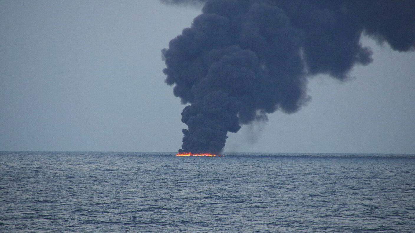 La petroliera ancora in fiamme fotografata poco prima del suo affondamento