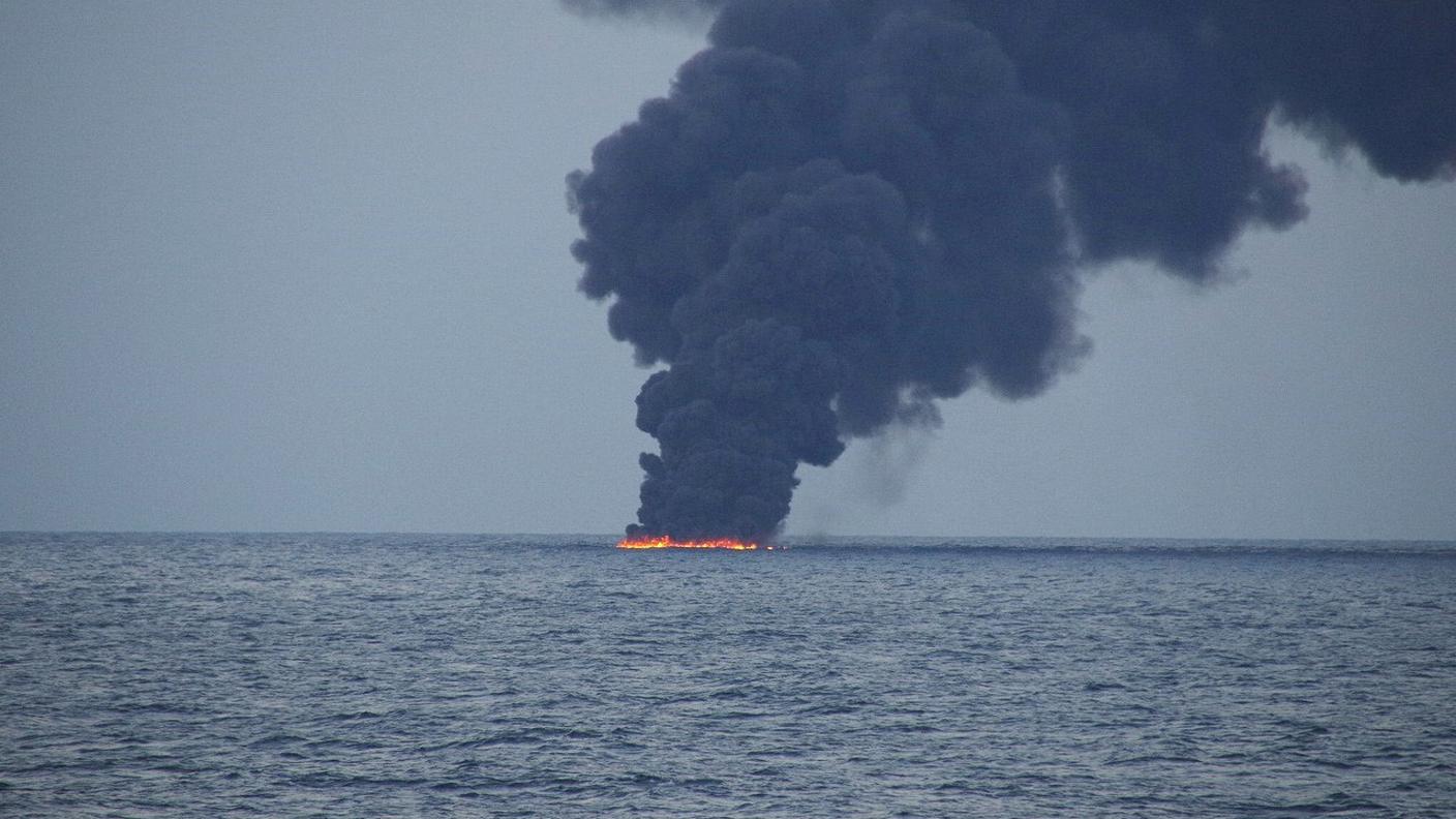 La petroliera ancora in fiamme fotografata poco prima del suo affondamento