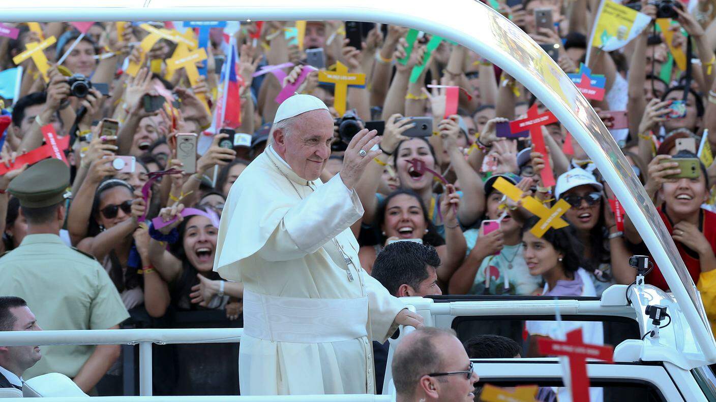 Una folla di ragazzi entusiasti ha festeggiato Papa Francesco mercoledì a Santiago