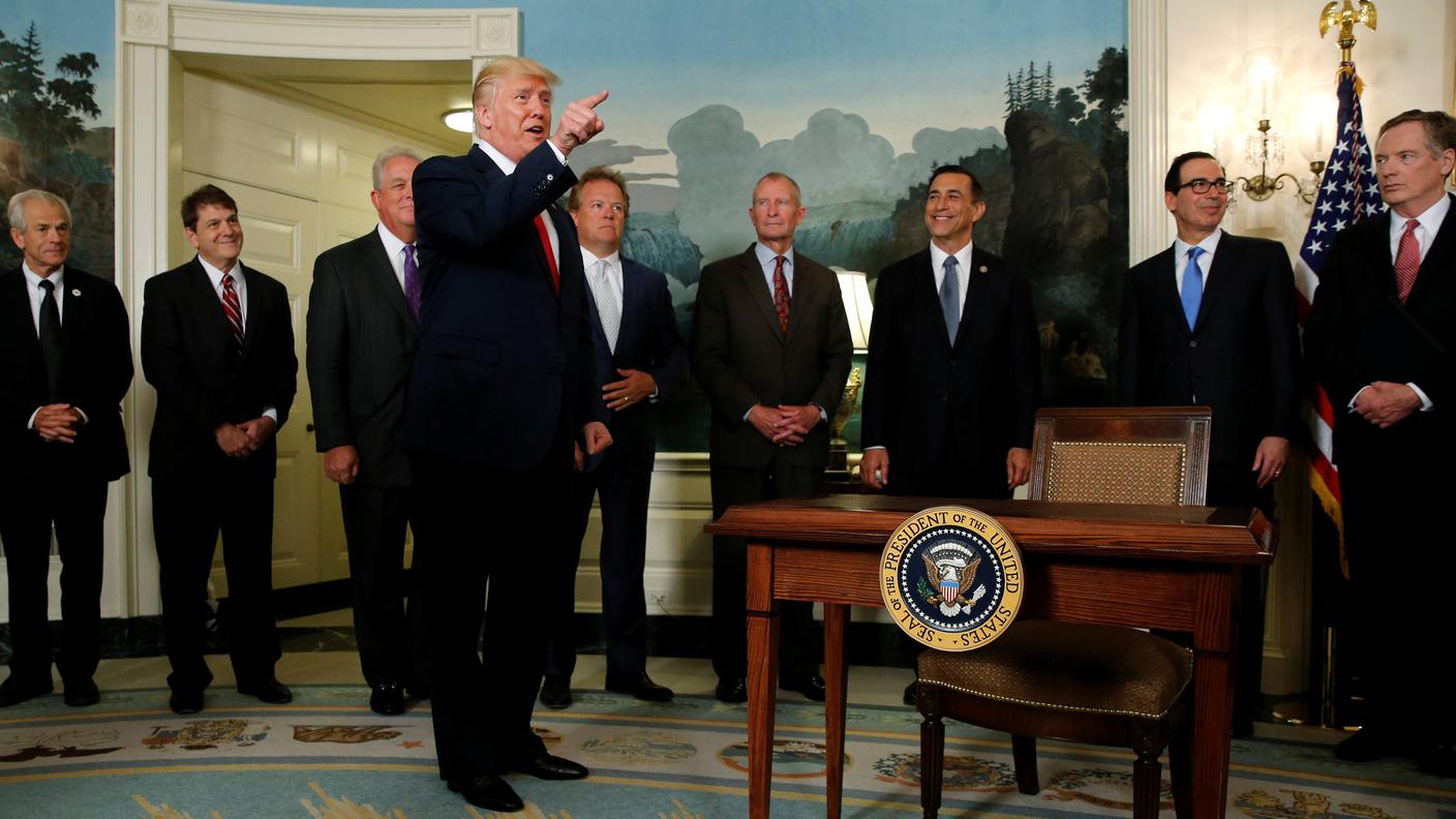 Trump mentre addita un reporter della CNN, fonte di "fake news"