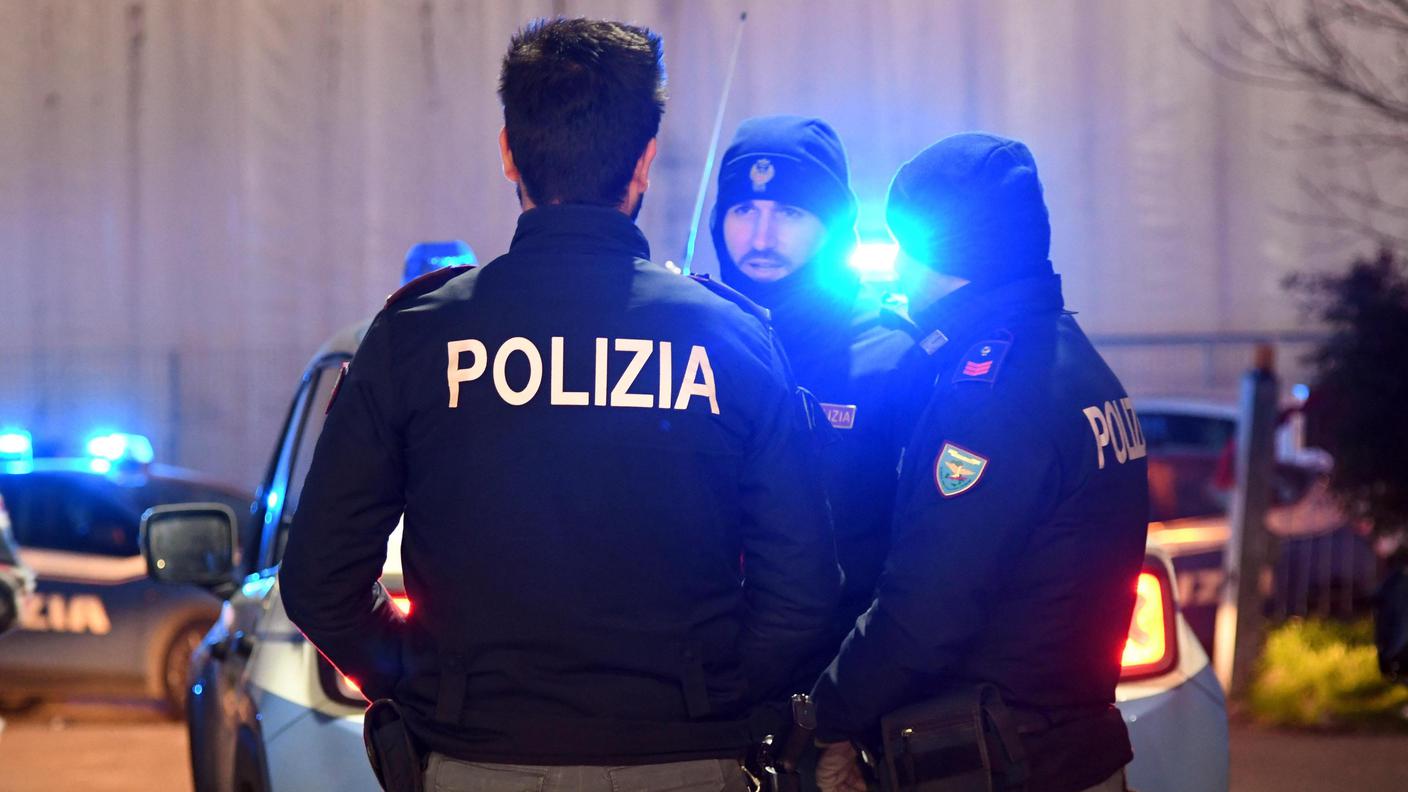 Gli agenti sono entrati in azione giovedì prima dell'alba