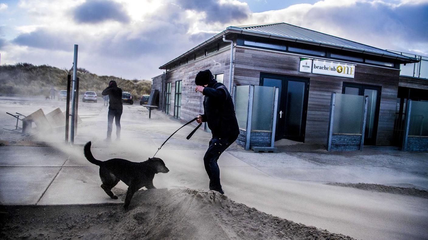 Forti venti sulla spiaggia di Hoek van Holland, nei Paesi Bassi
