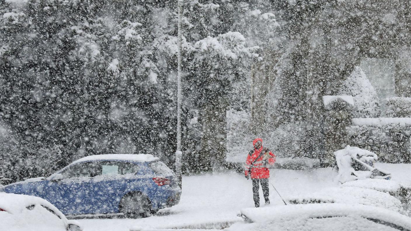 Un postino sotto la neve a Braco, in Scozia