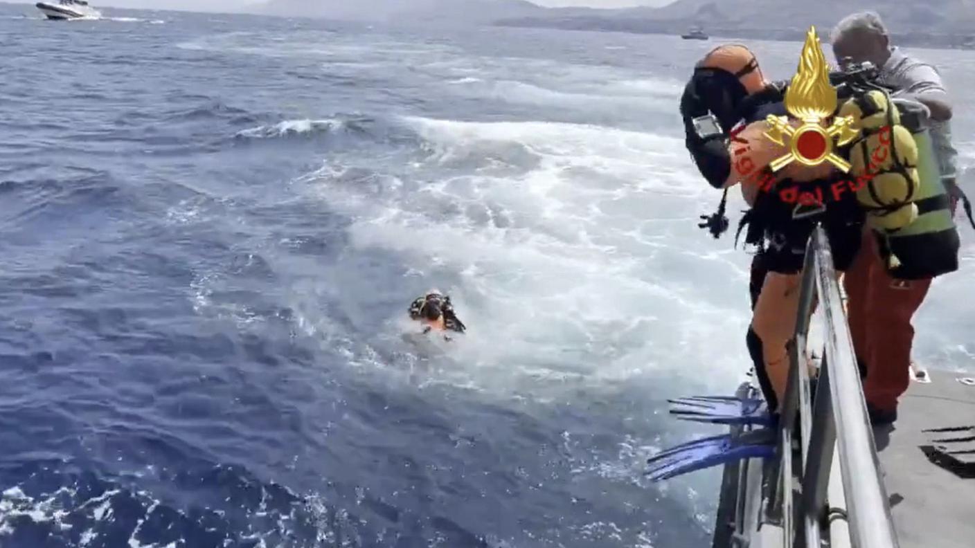 I sub si tuffano per perlustrare i fondali dove giace lo yacht