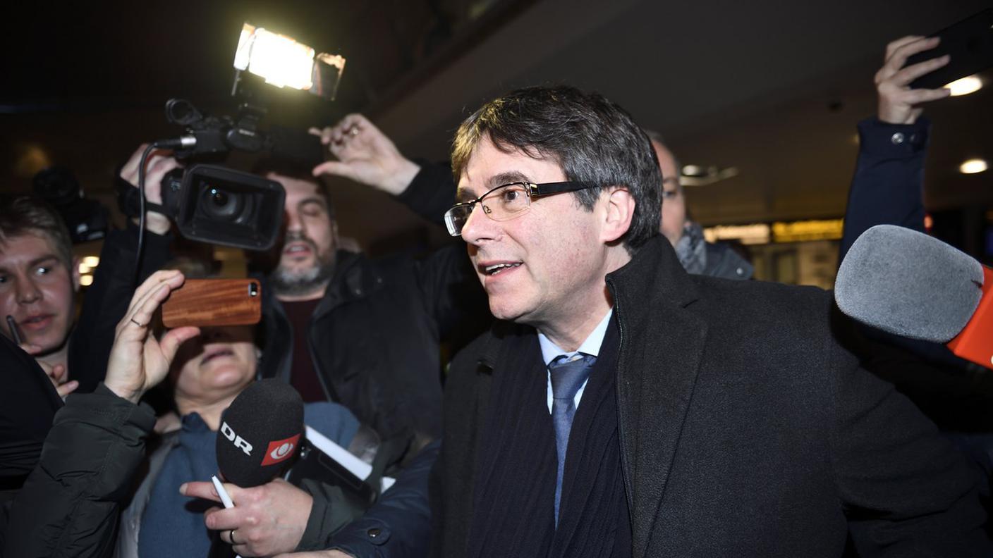 Madrid chiede di riattivare il mandato d'arresto europeo per Puigdemont