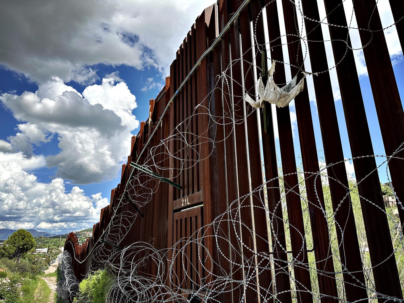 MURO FRONTIERA NOGALES.JPG