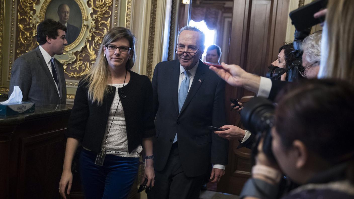 Chuck Schumer all'uscita dalla sala in cui è stata raggiunta l'intesa