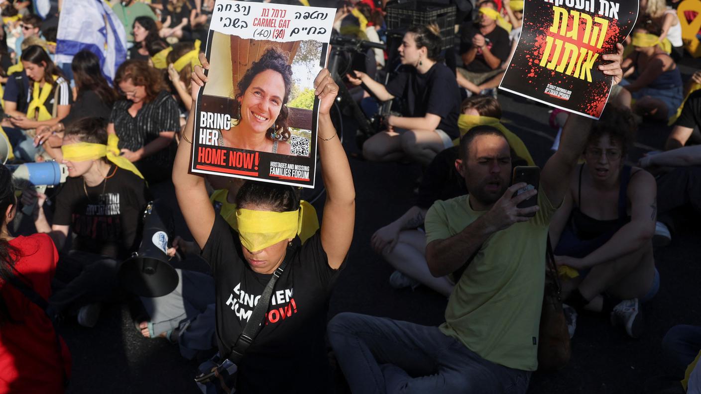 La protesta per la liberazione degli ostaggi monta nelle piazze.JPG