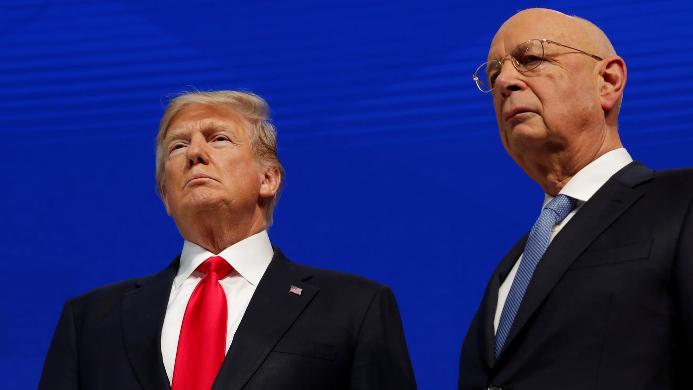 Trump, qui a fianco dello storico fondatore e presidente del WEF, il professor Klaus Schwab