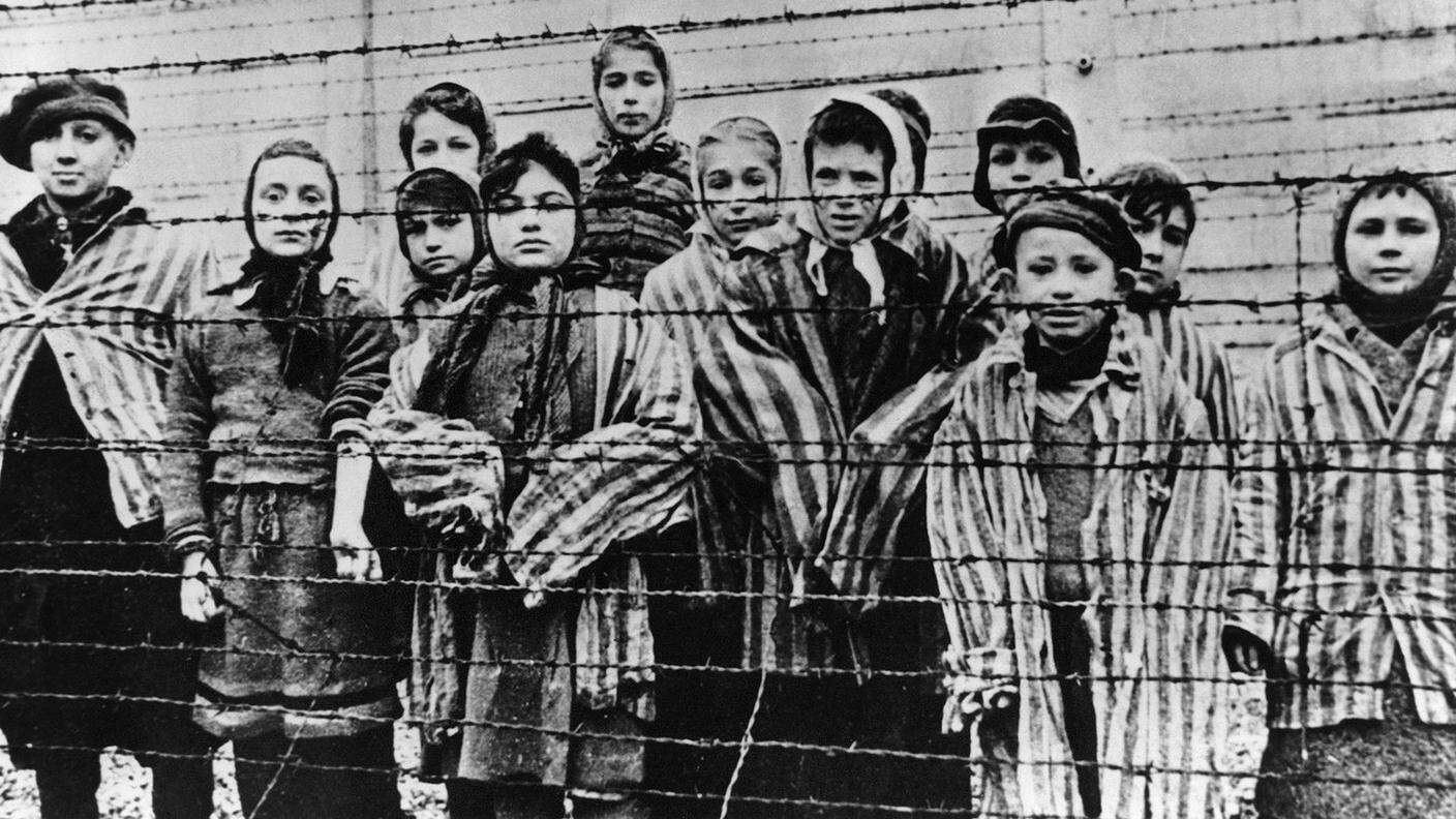 Una foto scattata dall'esercito sovietico subito dopo la liberazione di Auschwitz il 27 gennaio 1945