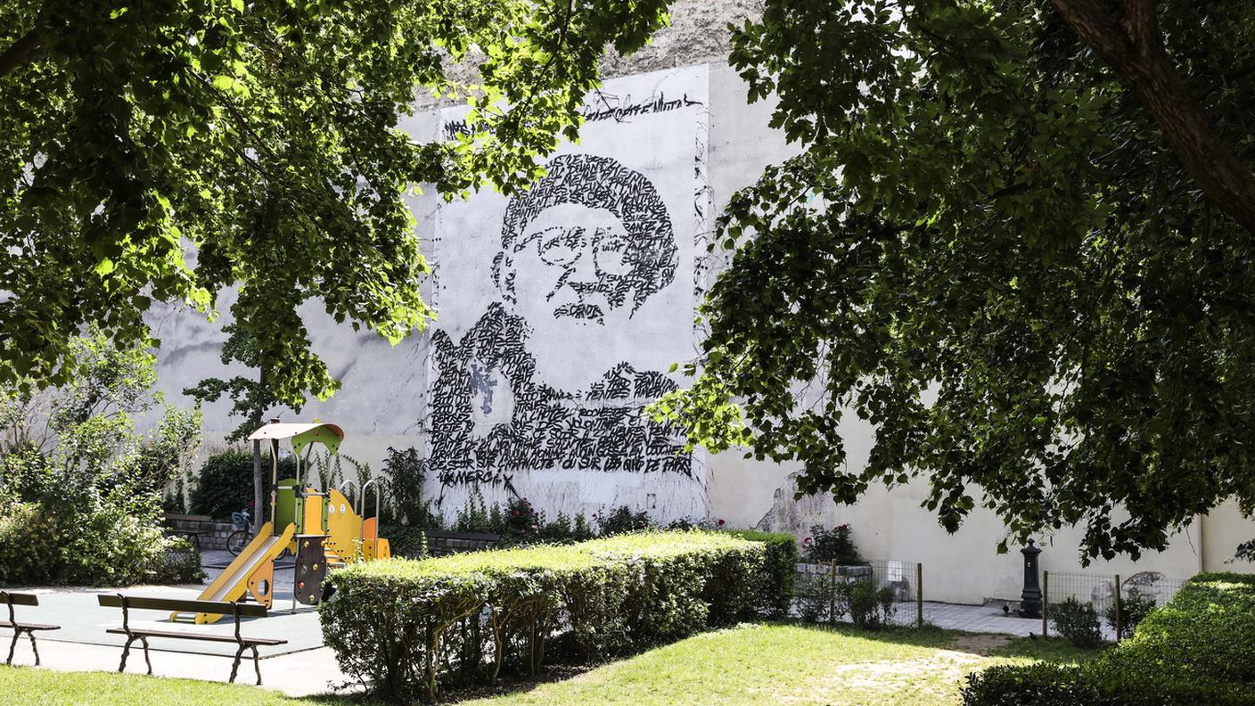 Un murale con il volto del co-fondatore del movimento Emmaus.jpg