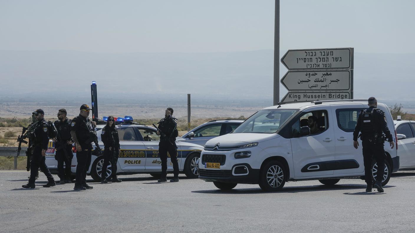Agenti israeliani sul luogo dell'attacco costato la vita a tre guardie