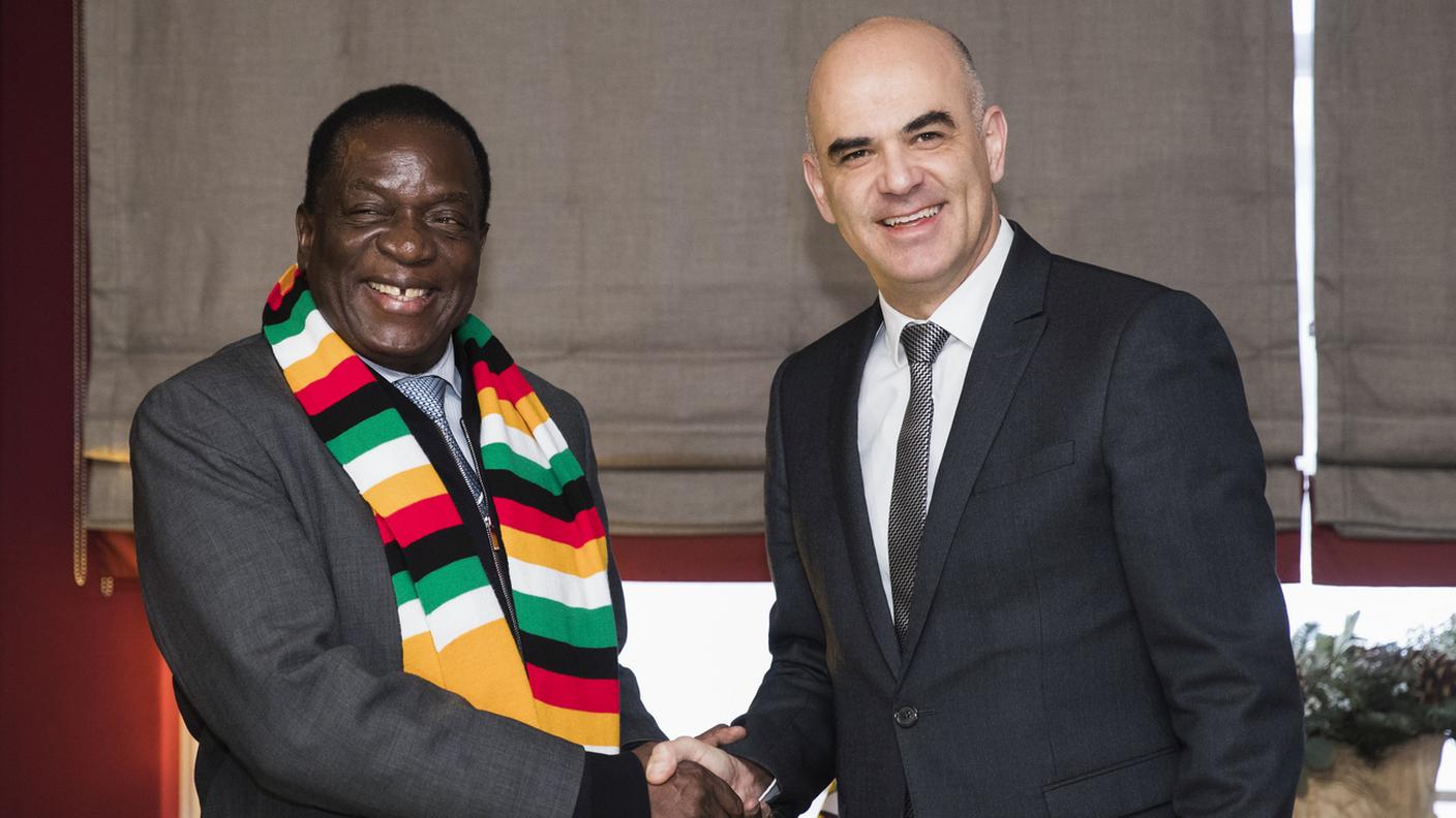 Il nuovo presidente Emmerson Mnangagwa a Davos con il suo omologo Alain Berset