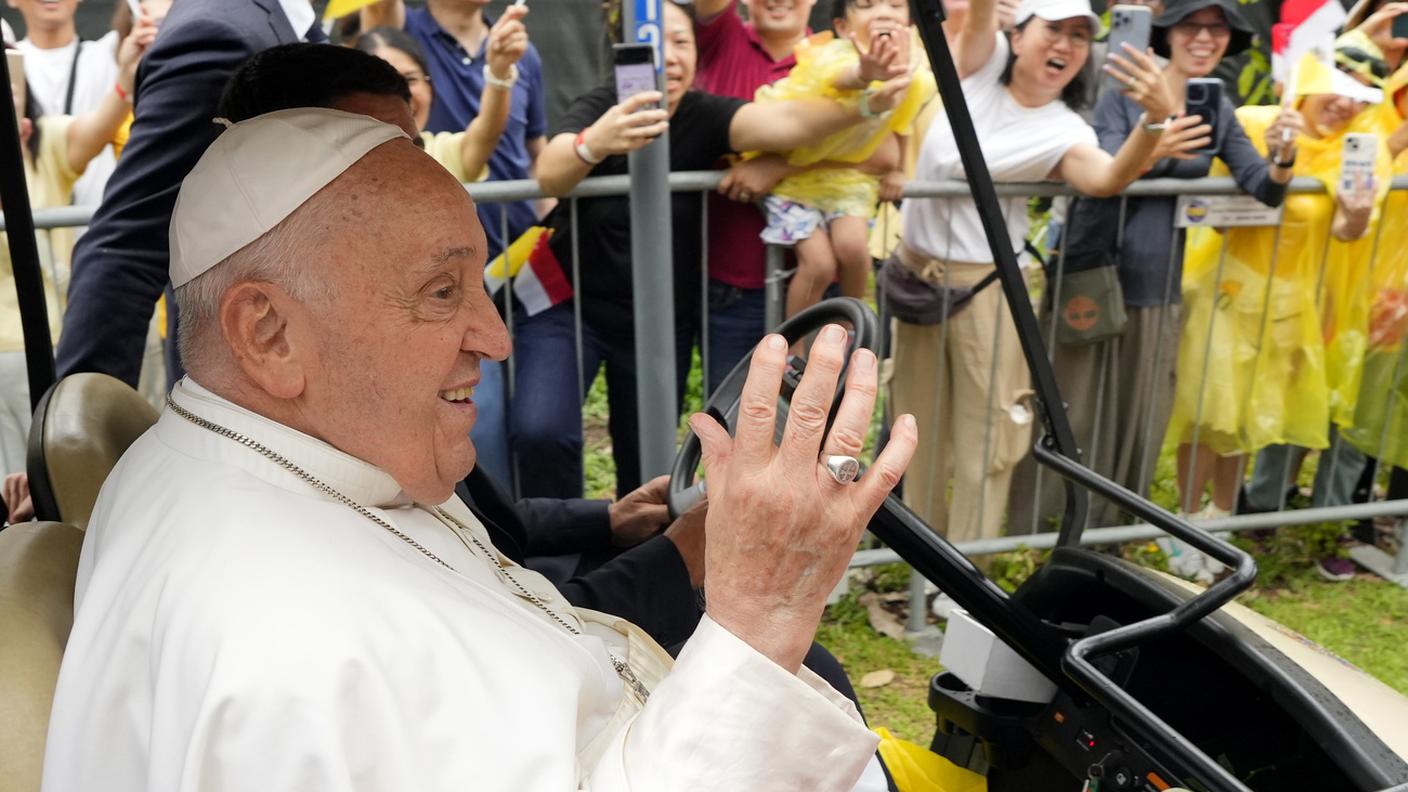 Papa Francesco saluta i fedeli al suo arrivo a Singapore