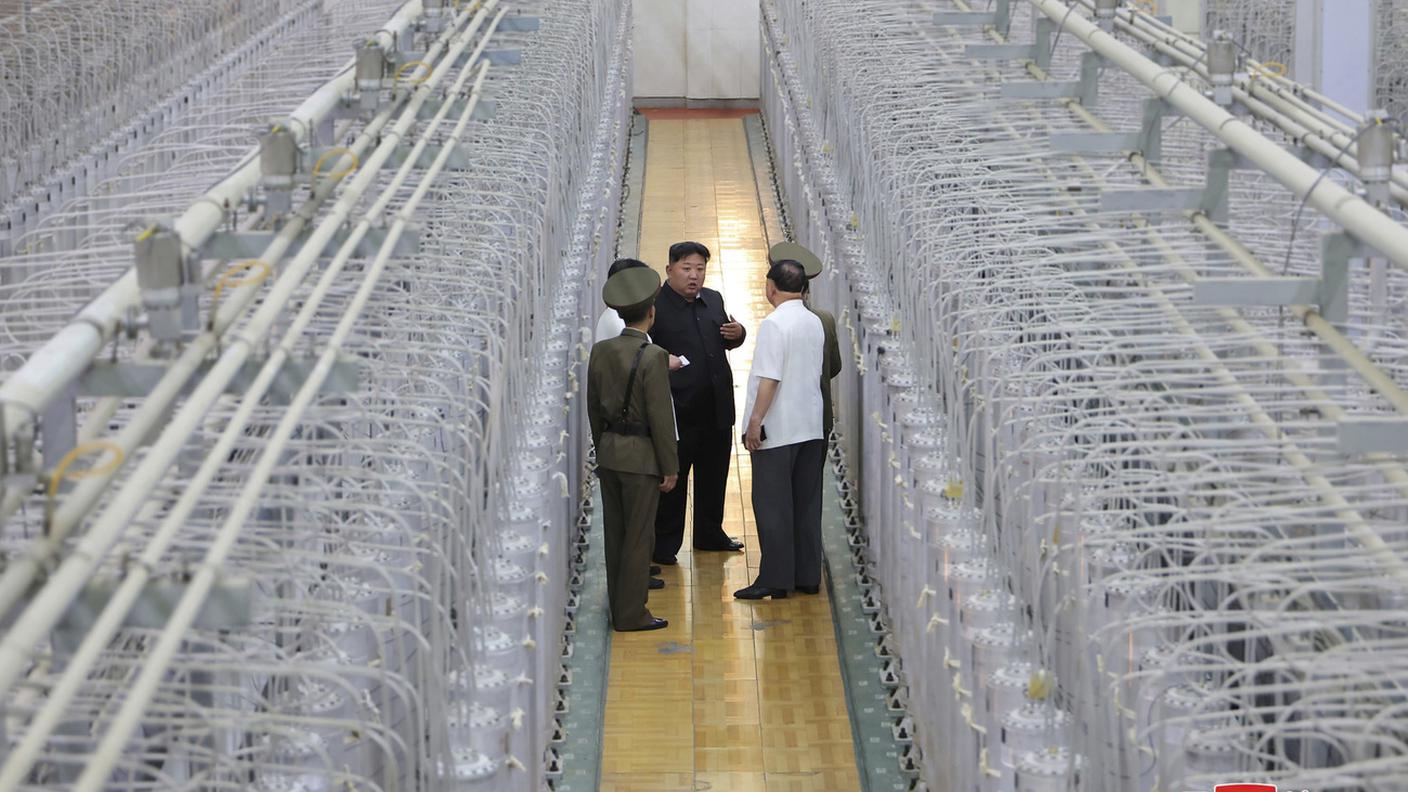 Kim Jong-un durante la sua visita al sito di arricchimento dell'uranio