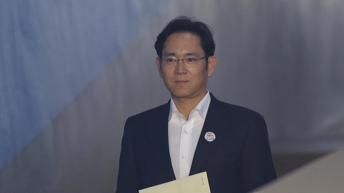 Il 49enne Lee Jae-Yong, erede dell'impero Samsung, esce dal carcere