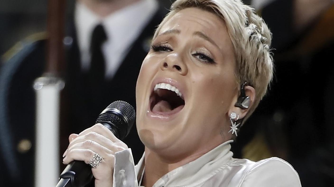 Pink durante l'esecuzione dell'inno nazionale USA