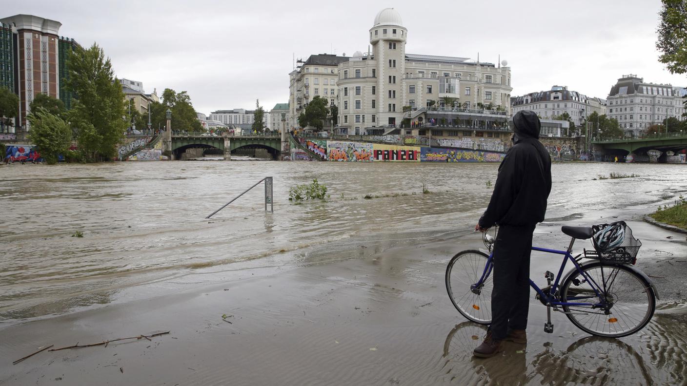 Strade allagate dal canale del Danubio tracimato a Vienna