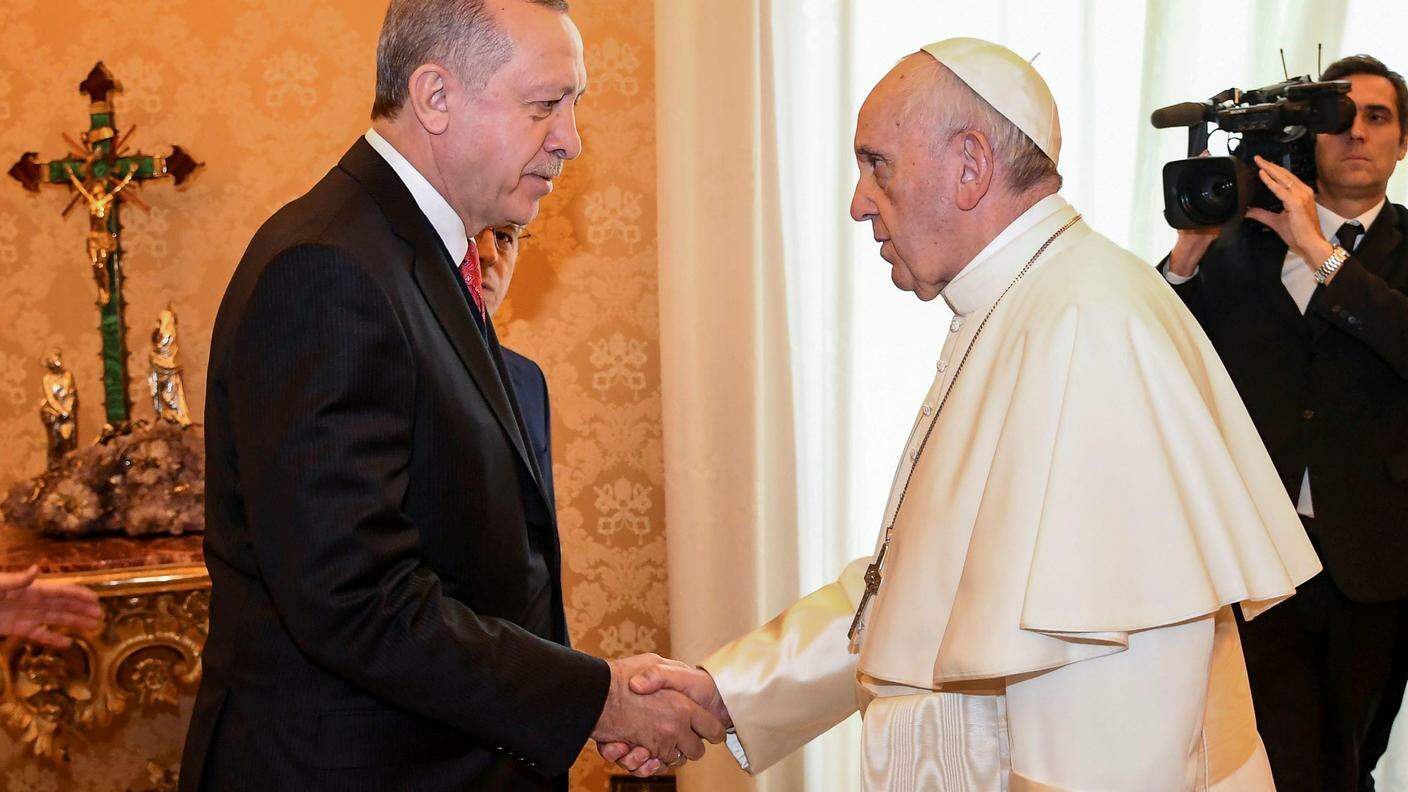 La stretta di mano tra Bergoglio e il presidente turco 
