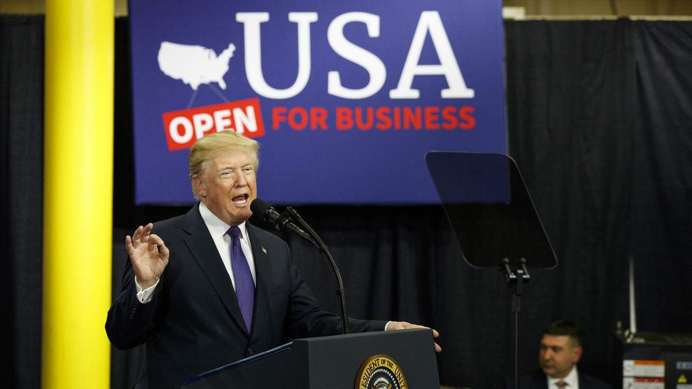 Donal Trump durante il suo discorso allo stabilimento di Sheffer Corporation 
