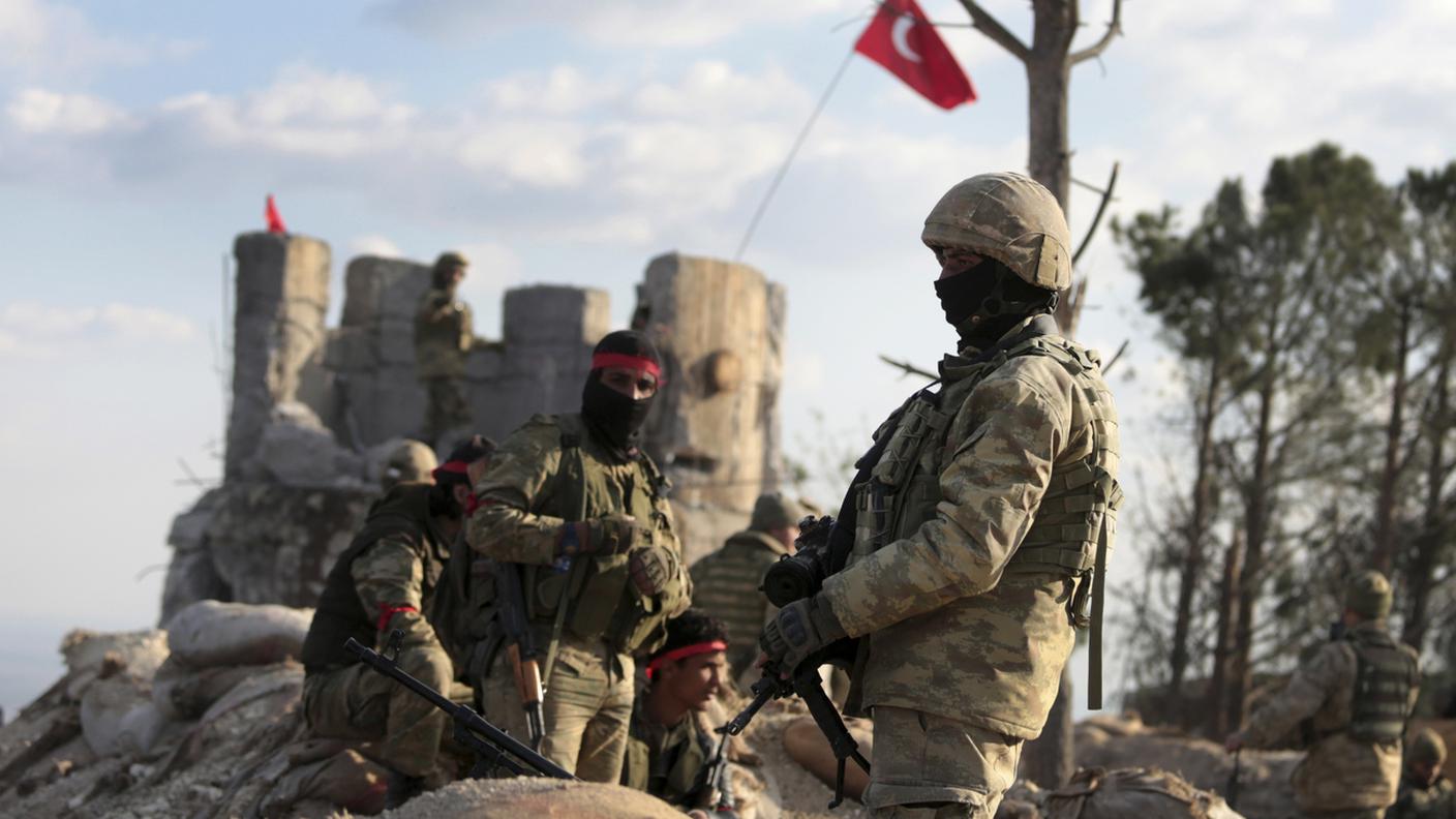 Esercito e miliziani turchi ai margini di Afrin