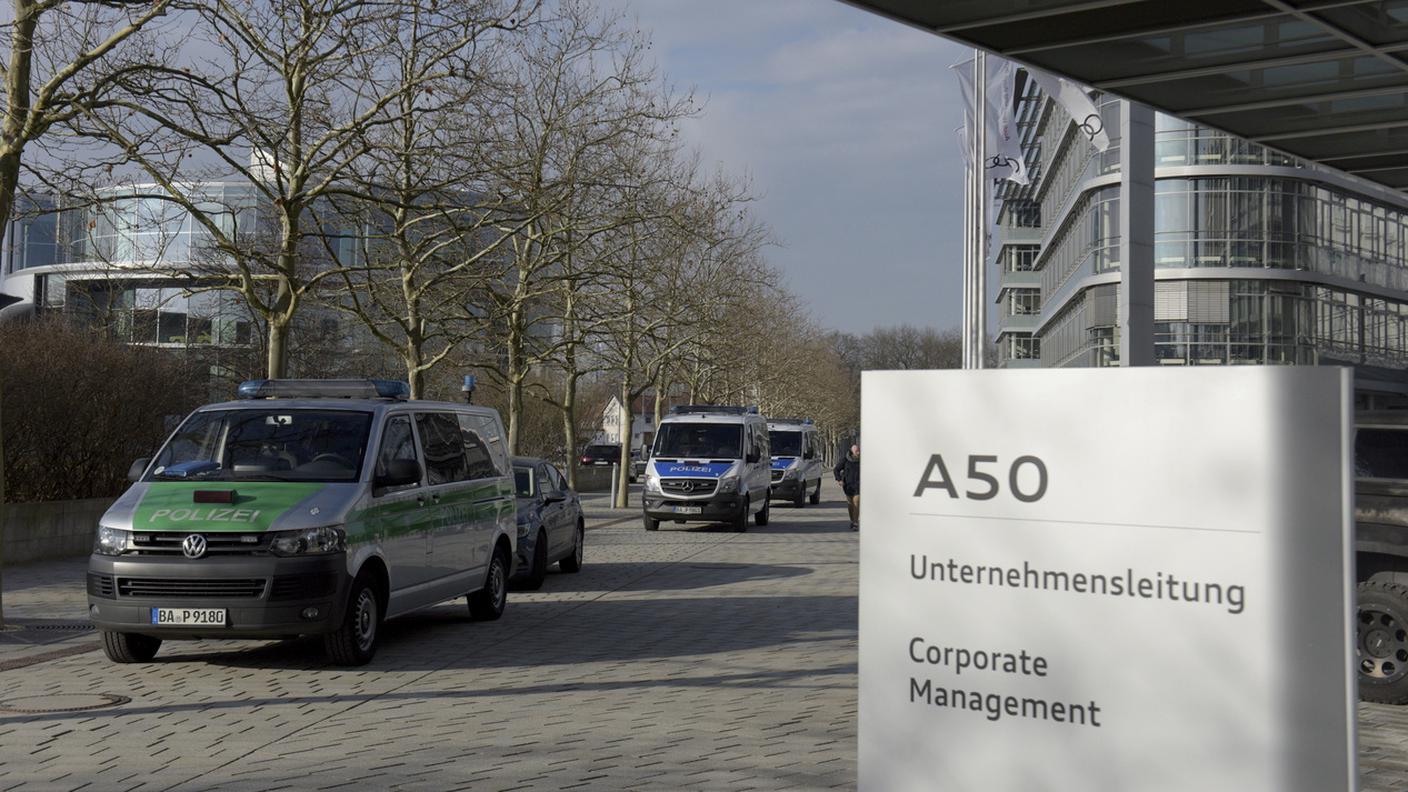 Veicoli della polizia tedesca davanti al quartier generale di Audi a Ingolstadt, martedì