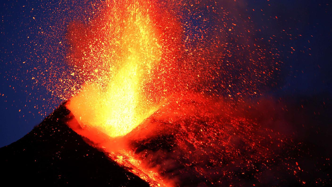 Un'eruzione dell'Etna, il vulcano più alto e attivo di tutta l'Europa continentale