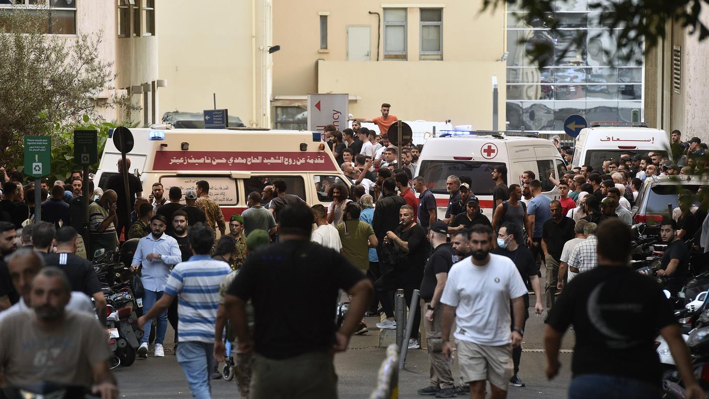 Ambulanze e caos a Beirut dopo l'esplosione di tanti cercapersone