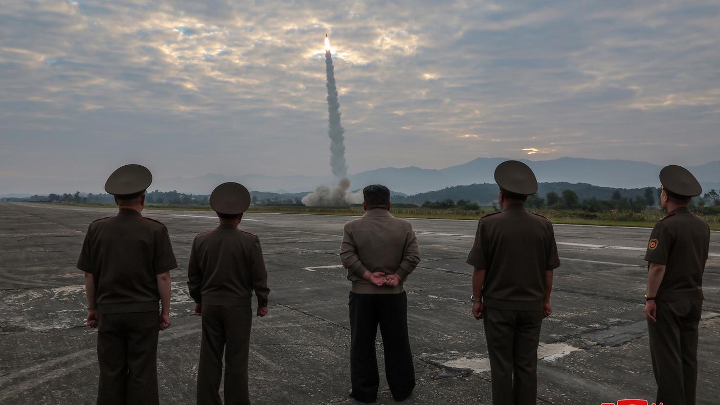 Kim Jong-un osserva il lancio di uno dei missili giovedì mattina