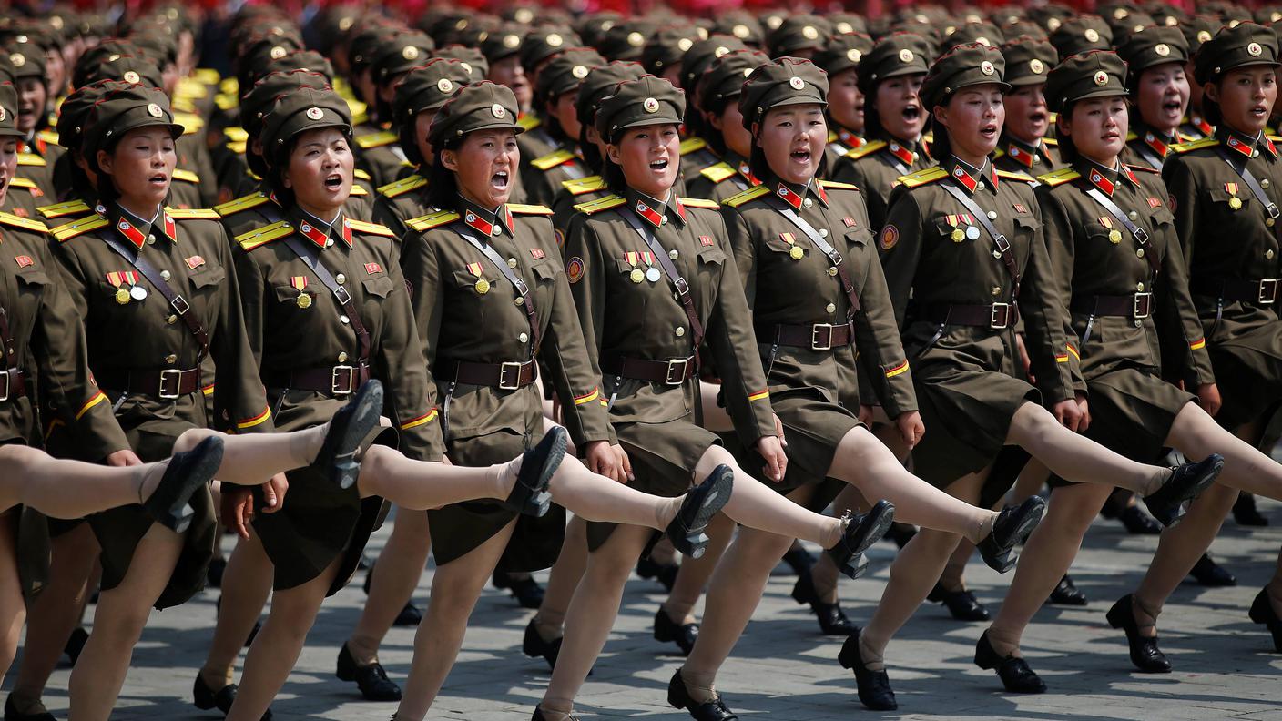 Soldatesse nordcoreane marciano e gridano slogan a una recente parata militare a Pyongyang