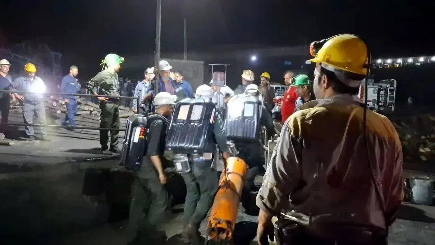 Soccorritori al lavoro nella miniera di carbone iraniana di Tabas