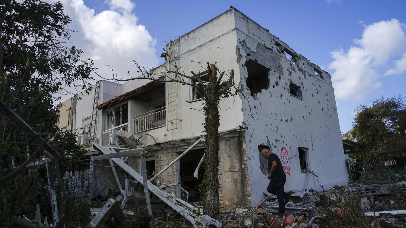 Una casa colpita da un razzo lanciato dal Libano a Kiryat Bialik