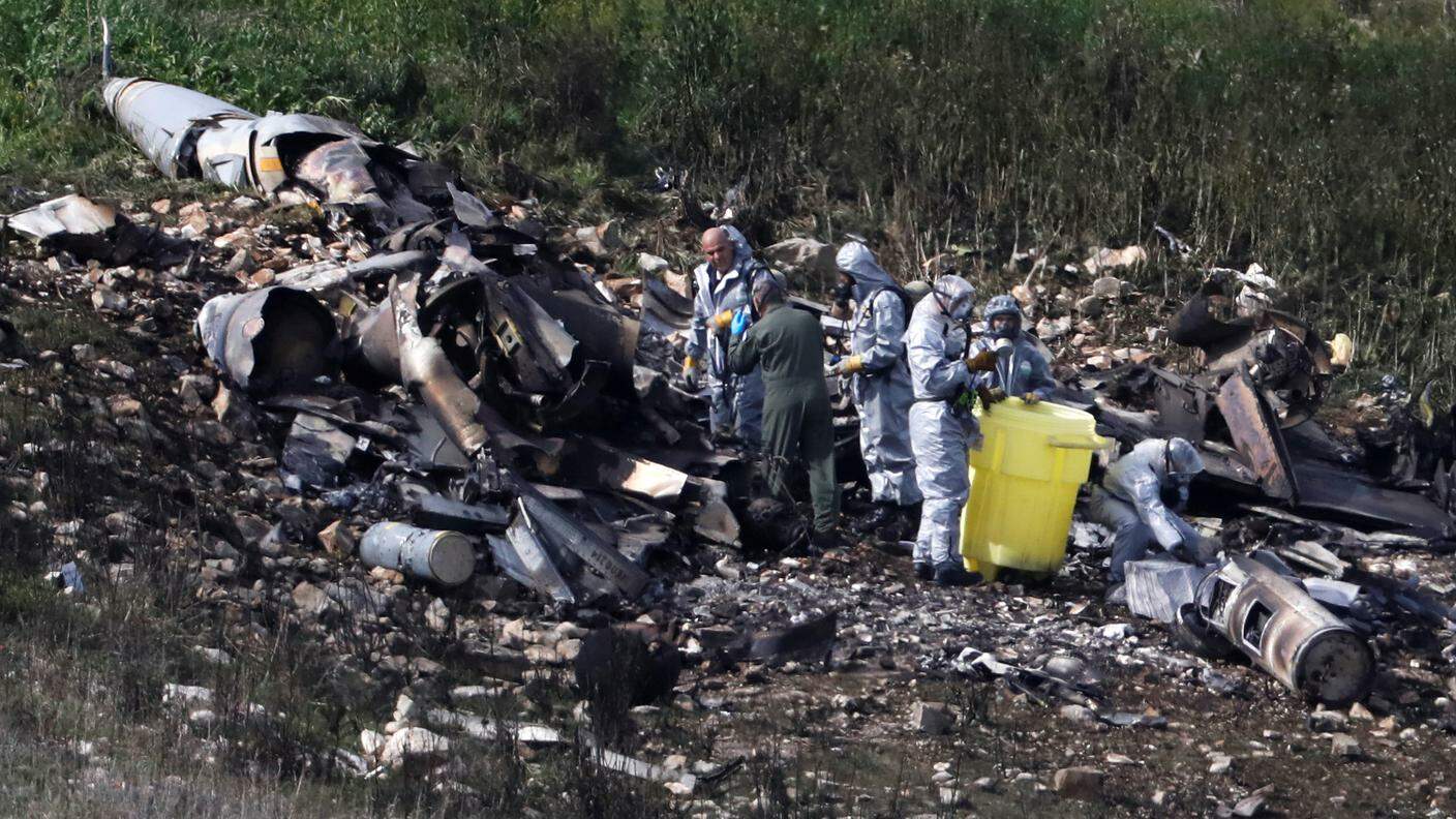 I resti dell'F-16 precipitato in una zona disabitata nel Nord di Israele