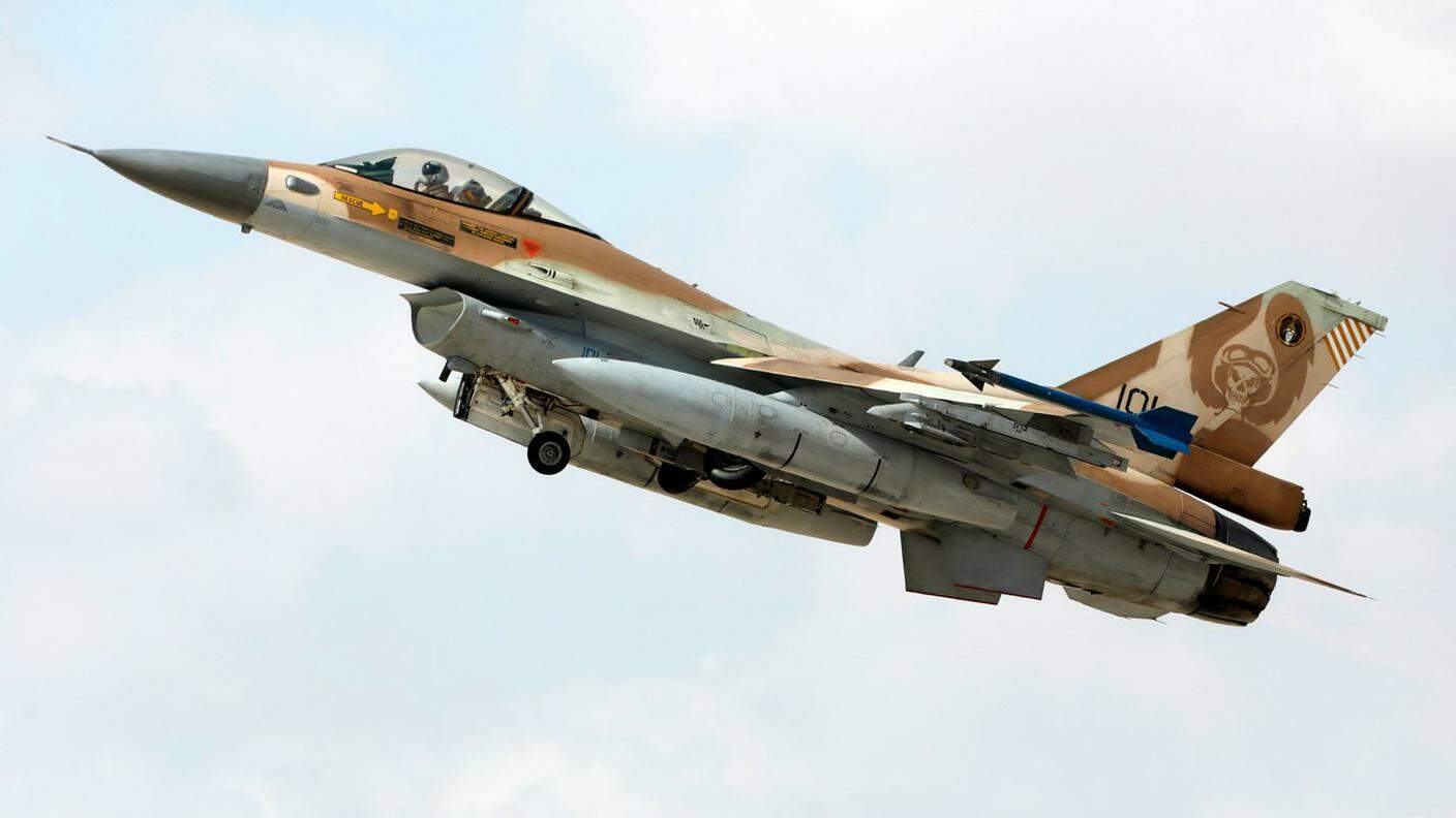 Un F-16 dell'aviazione israeliana è precipitato dopo il raid