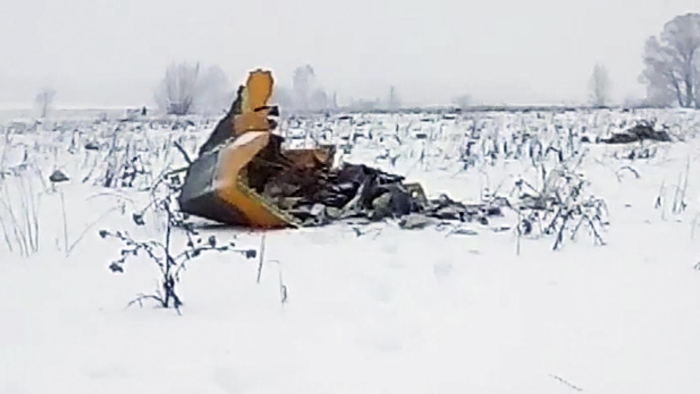 Un frammento del velivolo in un campo innevato a 40 chilometri da Mosca