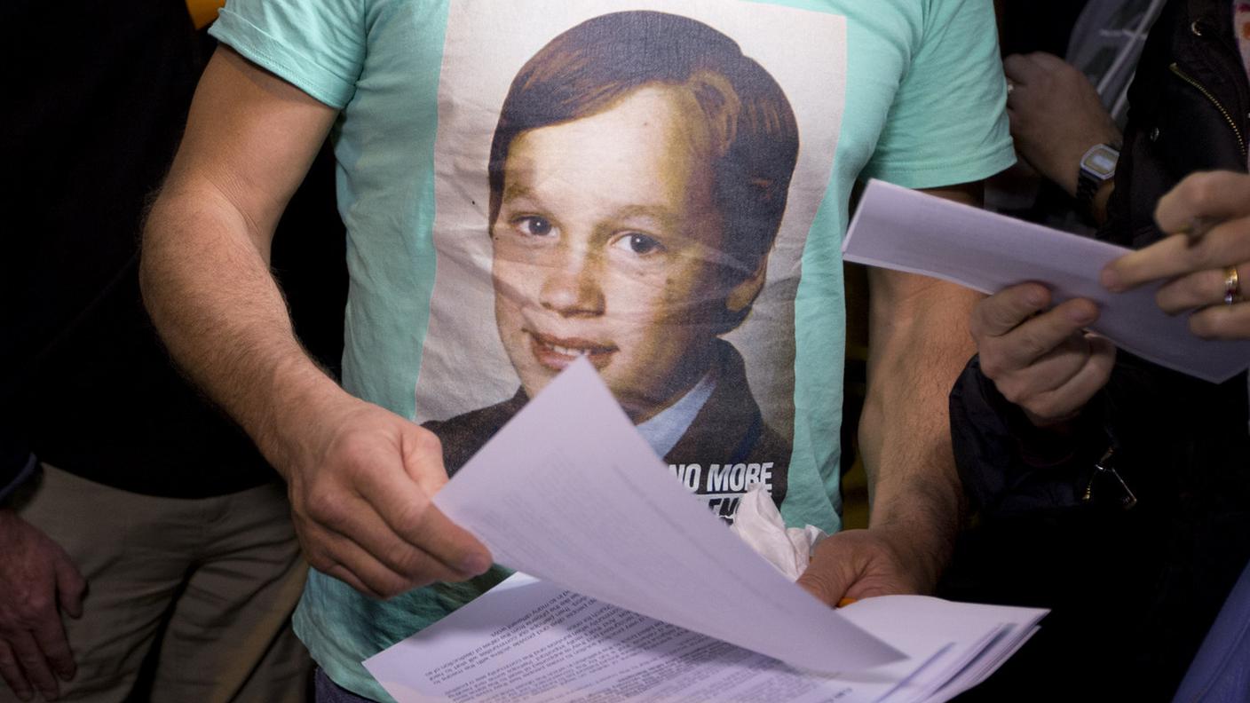 Una vittima di pedofilia manifesta in Vaticano con la sua immagine da bambino