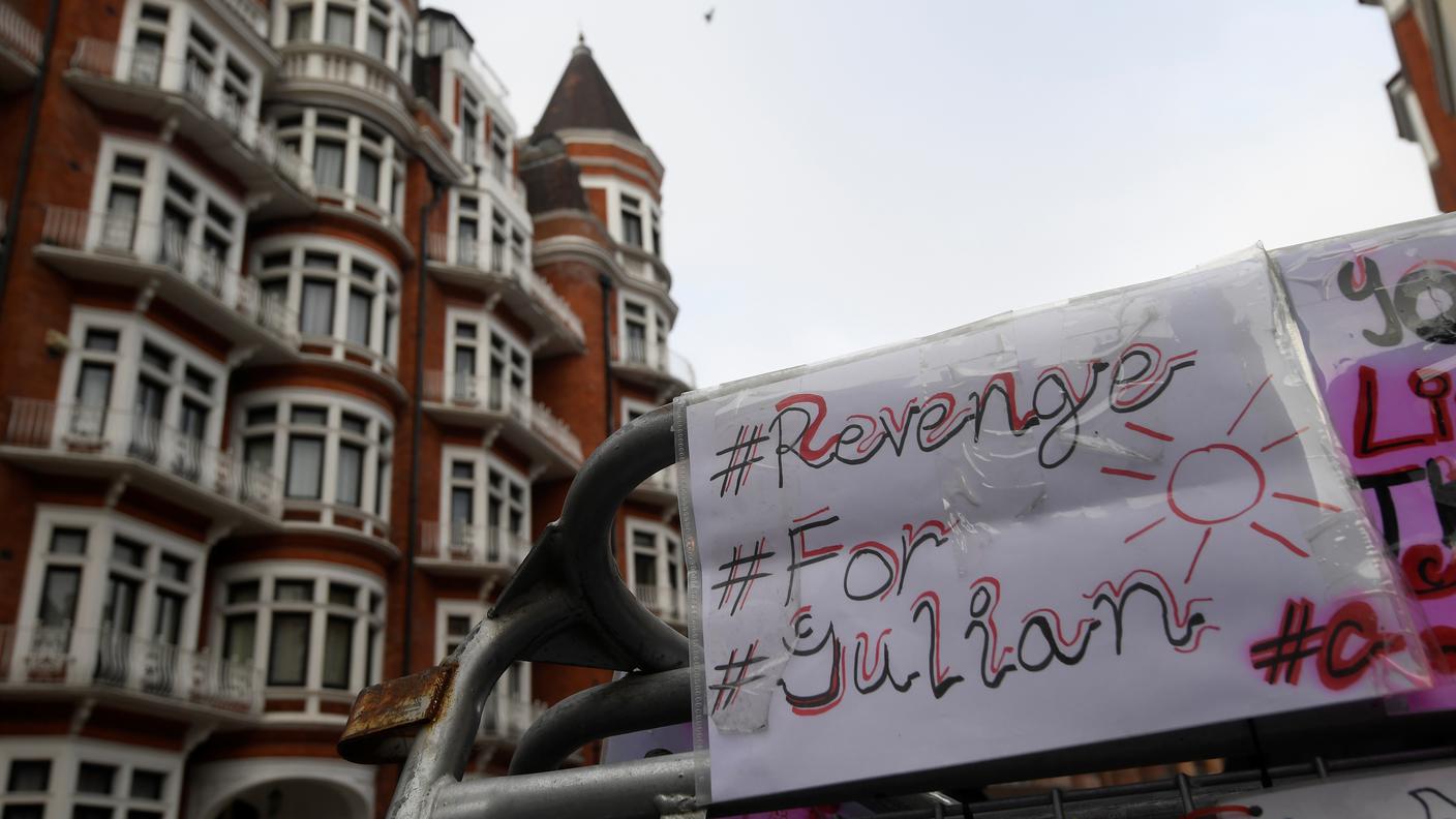 Un messaggio di sostegno davanti all'ambasciata ecuadoriana dove Assange si è rifugiato