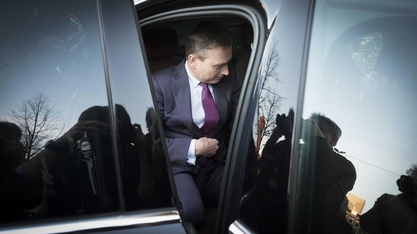Zijlstra mentre lascia la sede del Parlamento all'Aja, dopo l'annuncio del suo ritiro