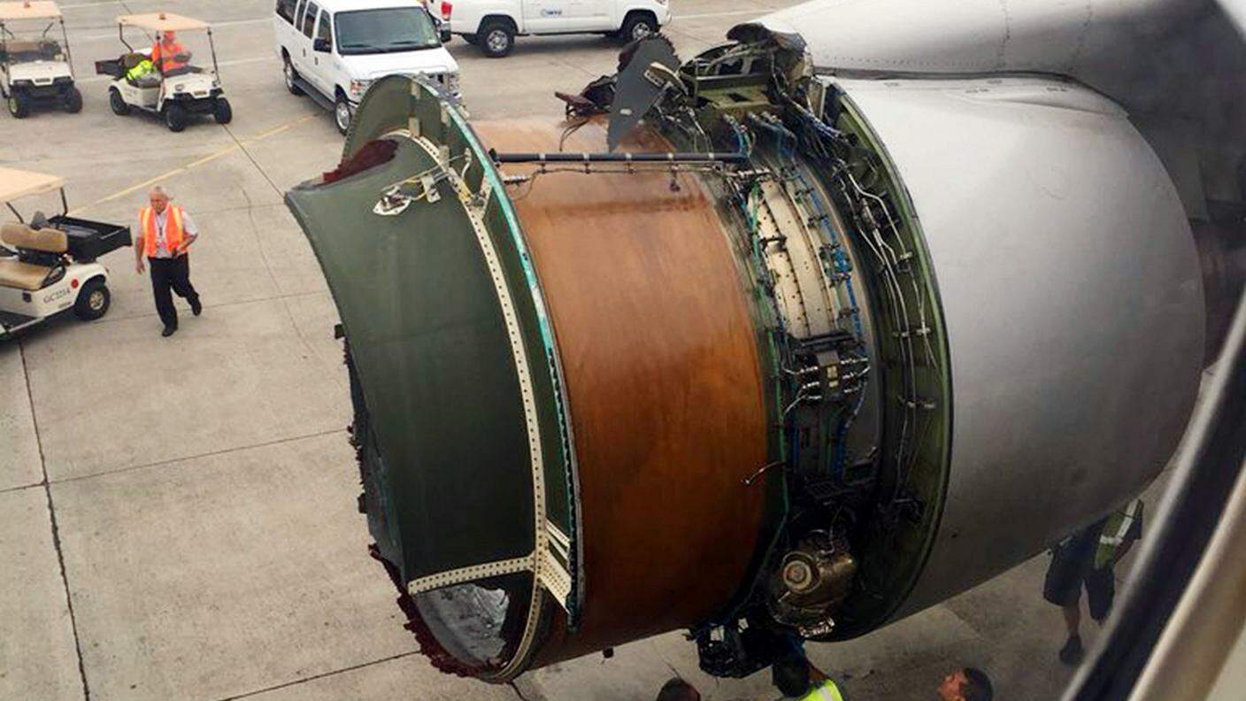 Il motore del Boeing danneggiato dalla rottura della sua capsula all'aeroporto di Honolulu