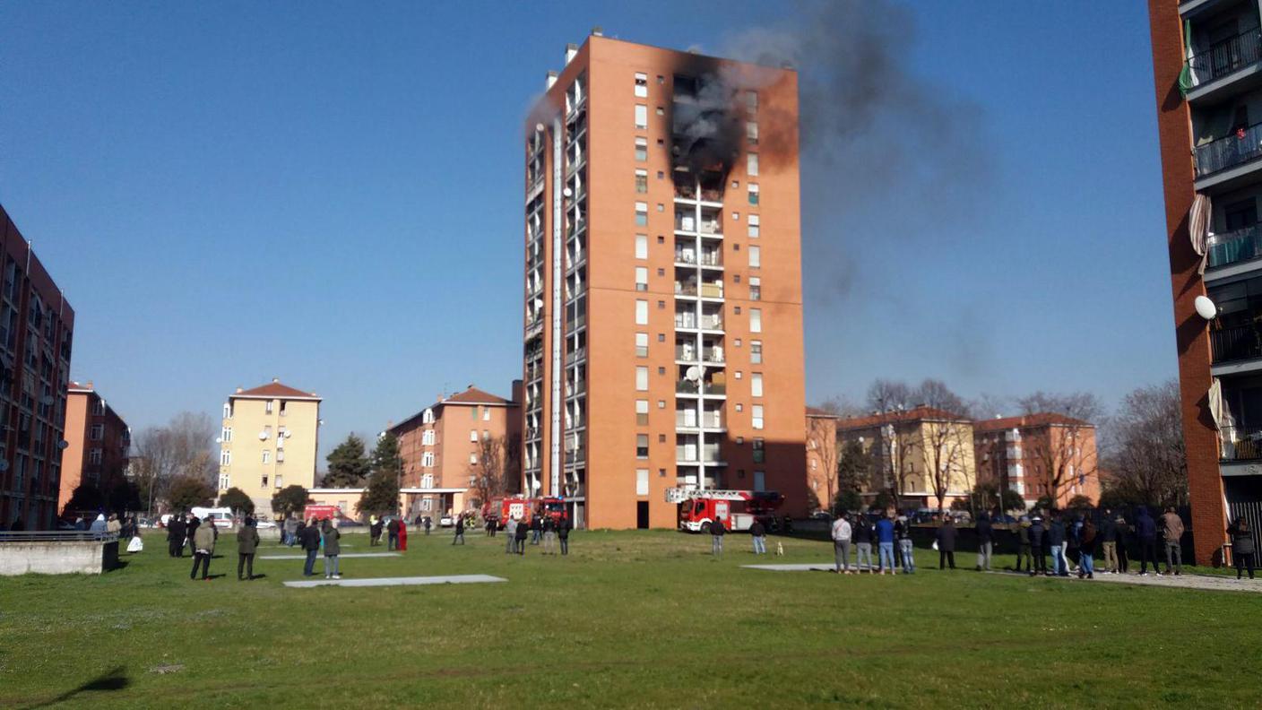 Il palazzo dove si è sviluppato il rogo mercoledì mattina a Milano