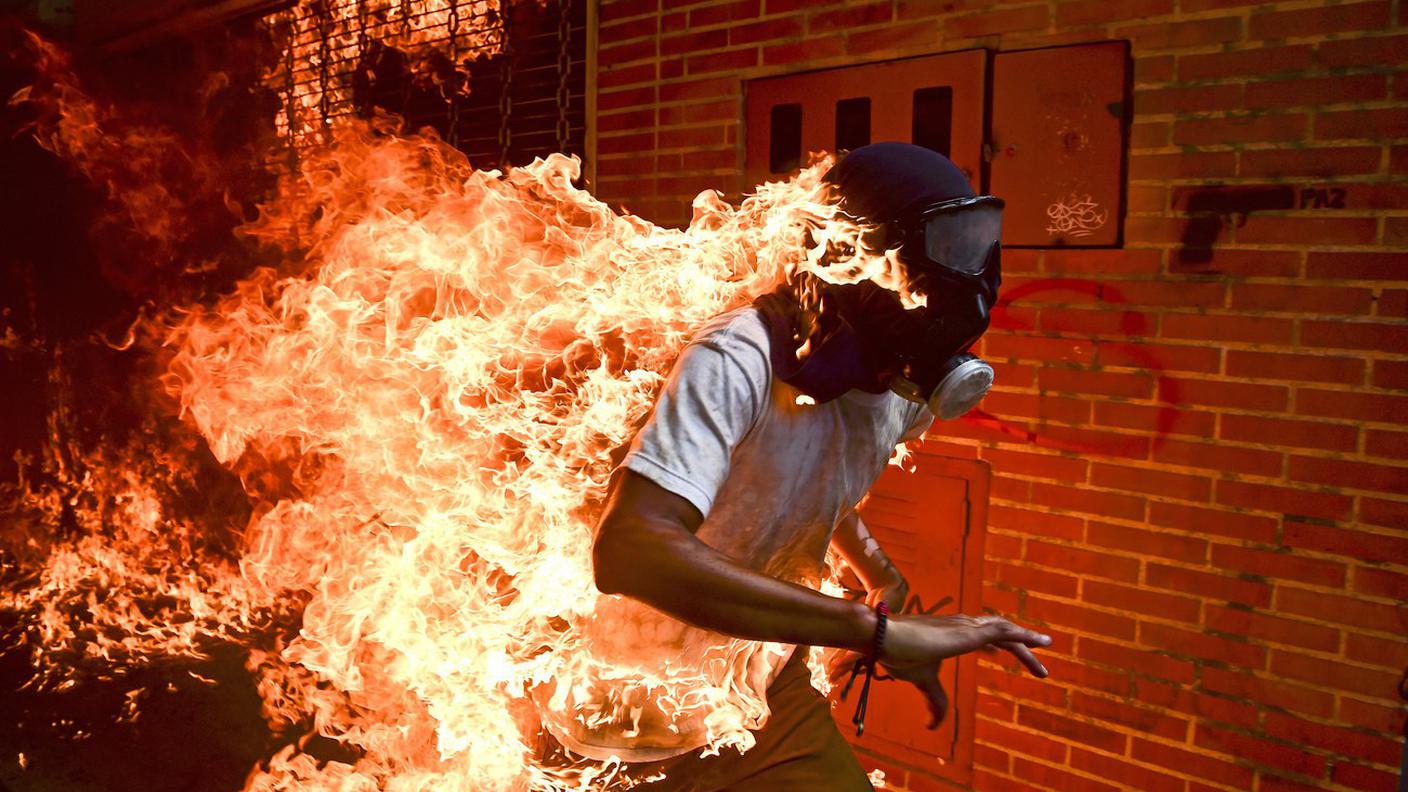 Ragazzo che prende fuoco durante le proteste contro Nicolas Maduro in Venezuela, foto di Ronaldo Schemidt (AFP) 