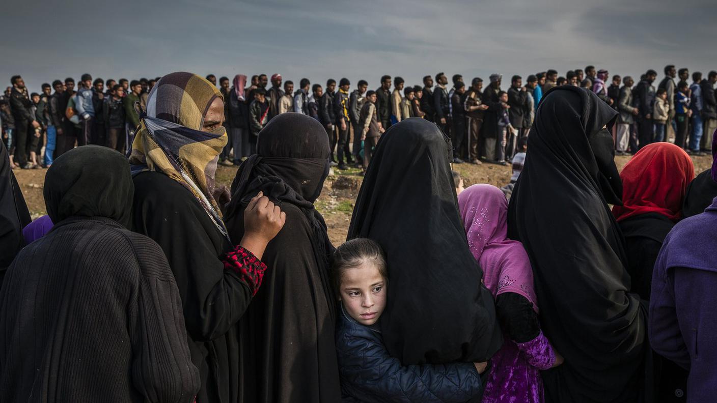 Persone in fila per ricevere aiuti a Mosul, foto di Ivor Prickett (Panos Pictures, per il New York Times)