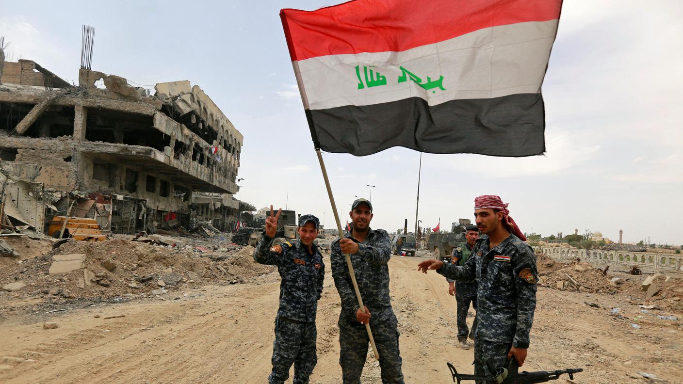 La bandiera irachena nella città vecchia di Mosul, riconquistata all'IS. Ora bisogna ricostruire