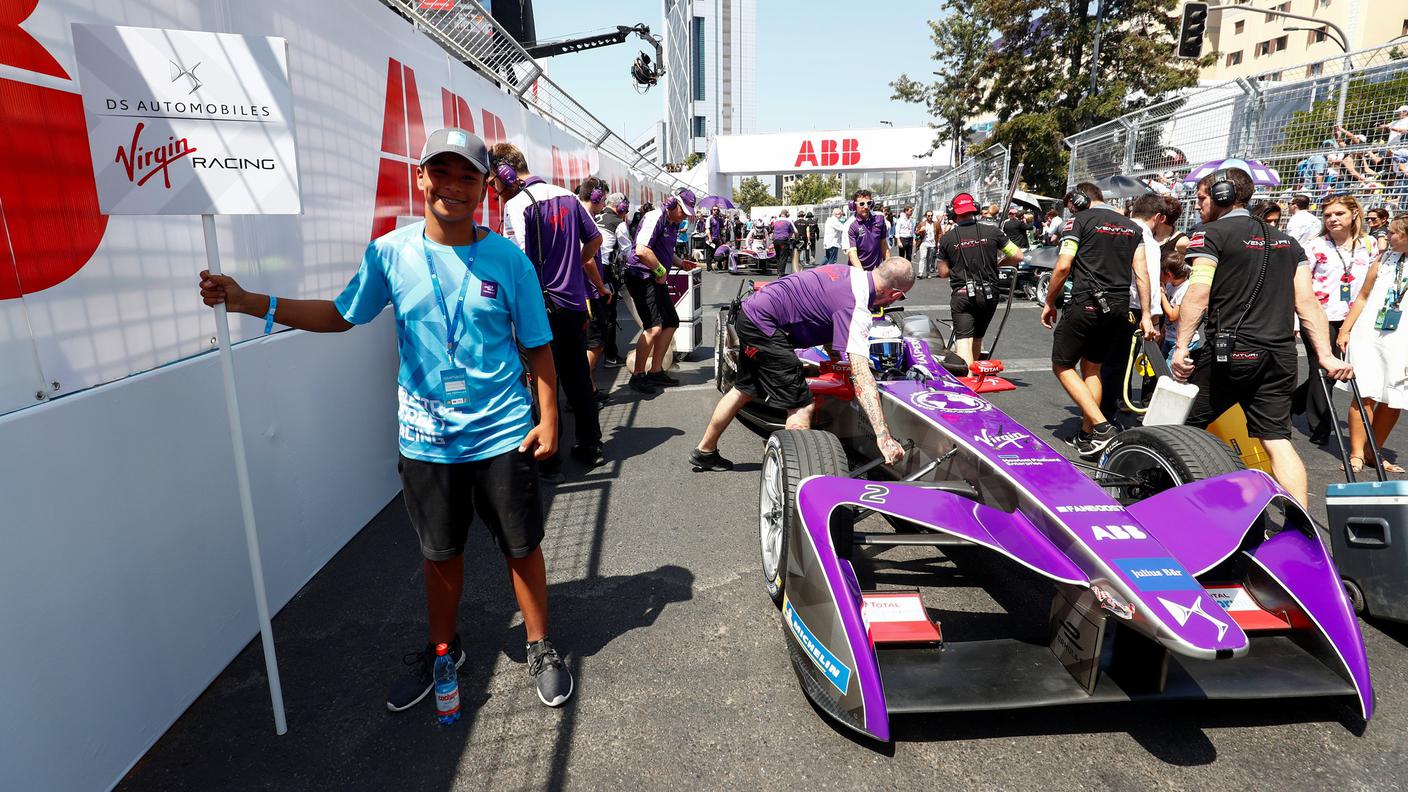 Un "grid kid" davanti a una Formula E sulla pista di Santiago del Cile a gennaio