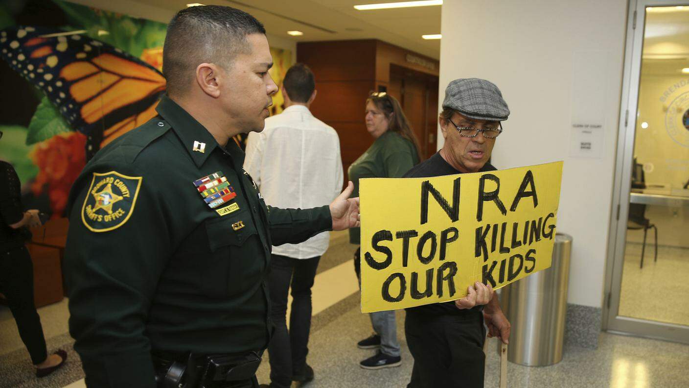 Un manifestante protesta contro la libera vendita di armi, supportata dalla NRA
