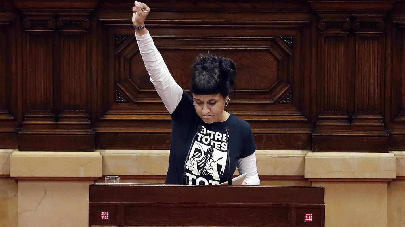 Anna Gabriel alla tribuna del Parlamento catalano durante la discussione della dichiarazione d'indipendenza