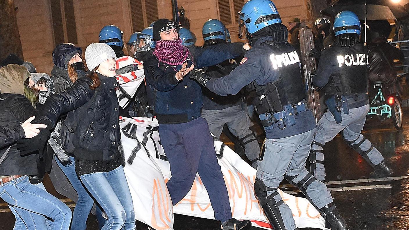 Gli scontri hanno infiammato le vie di Torino per ore, giovedì sera
