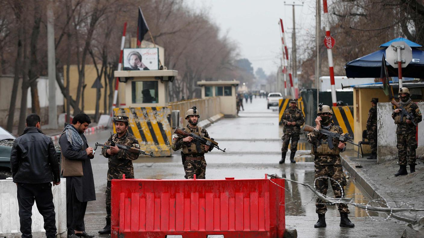 Soldati afghani a un checkpoint non lontano dall'attentato di sabato a Kabul