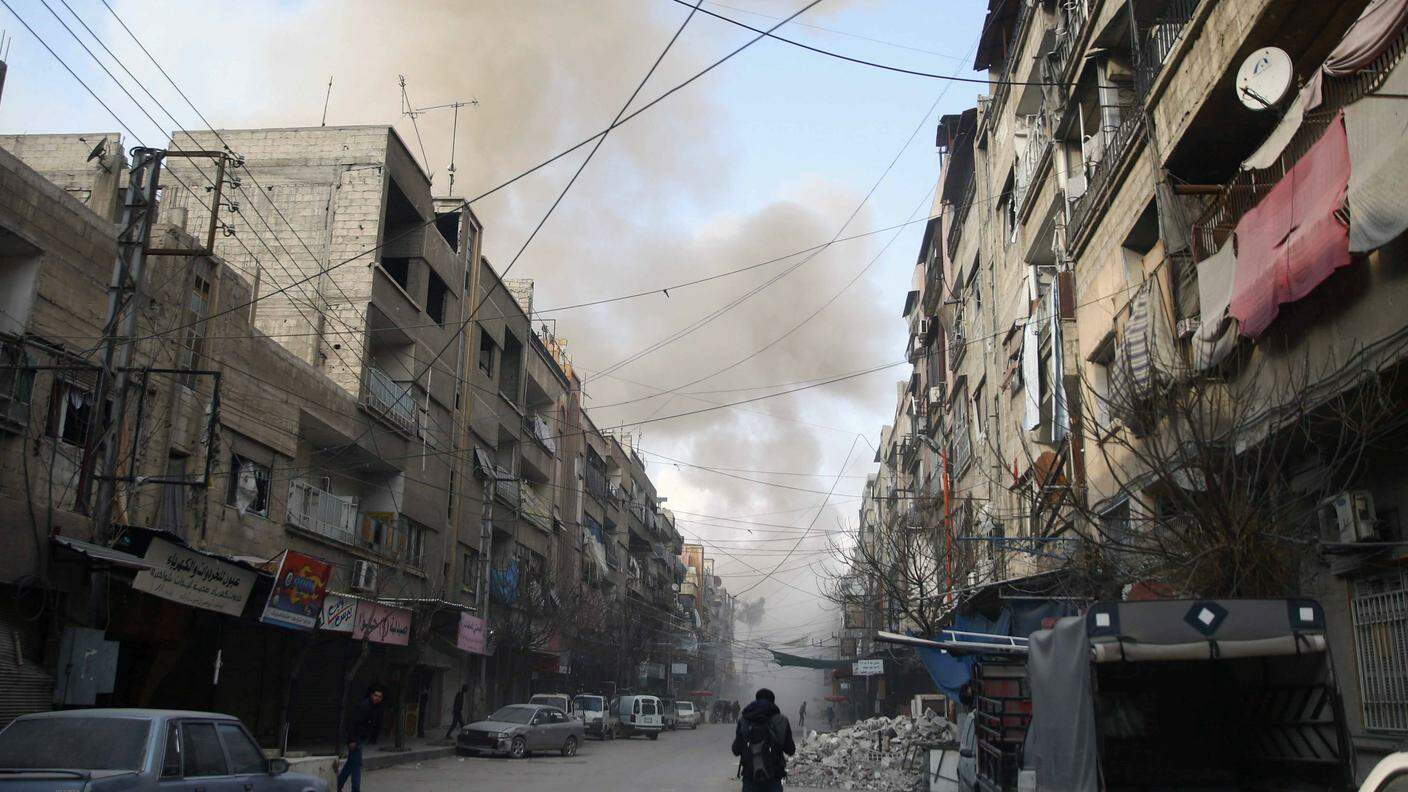 Il fumo delle bombe lanciate dal regime di Assad in una strada di Douma