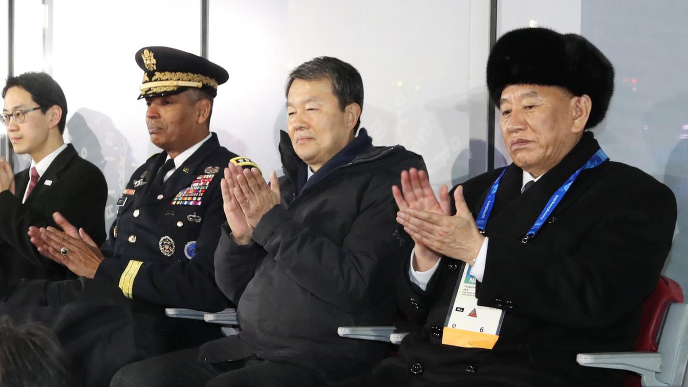 L'emissario di Pyongyang, il generale Kim Yong-chol (d)